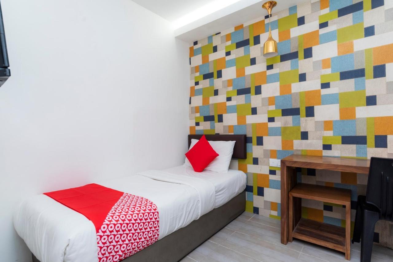 Oyo 89355 Big Big Hotel Johor Bahru Dış mekan fotoğraf
