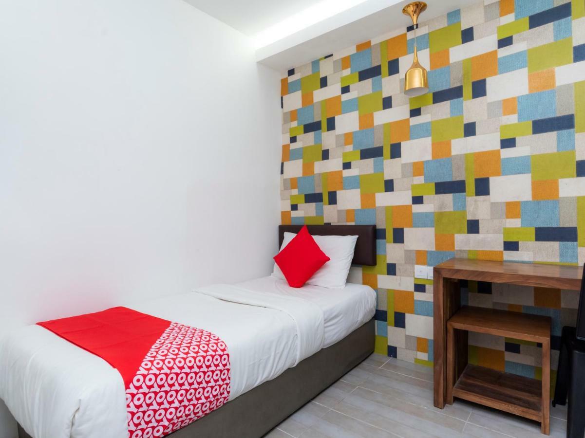 Oyo 89355 Big Big Hotel Johor Bahru Dış mekan fotoğraf
